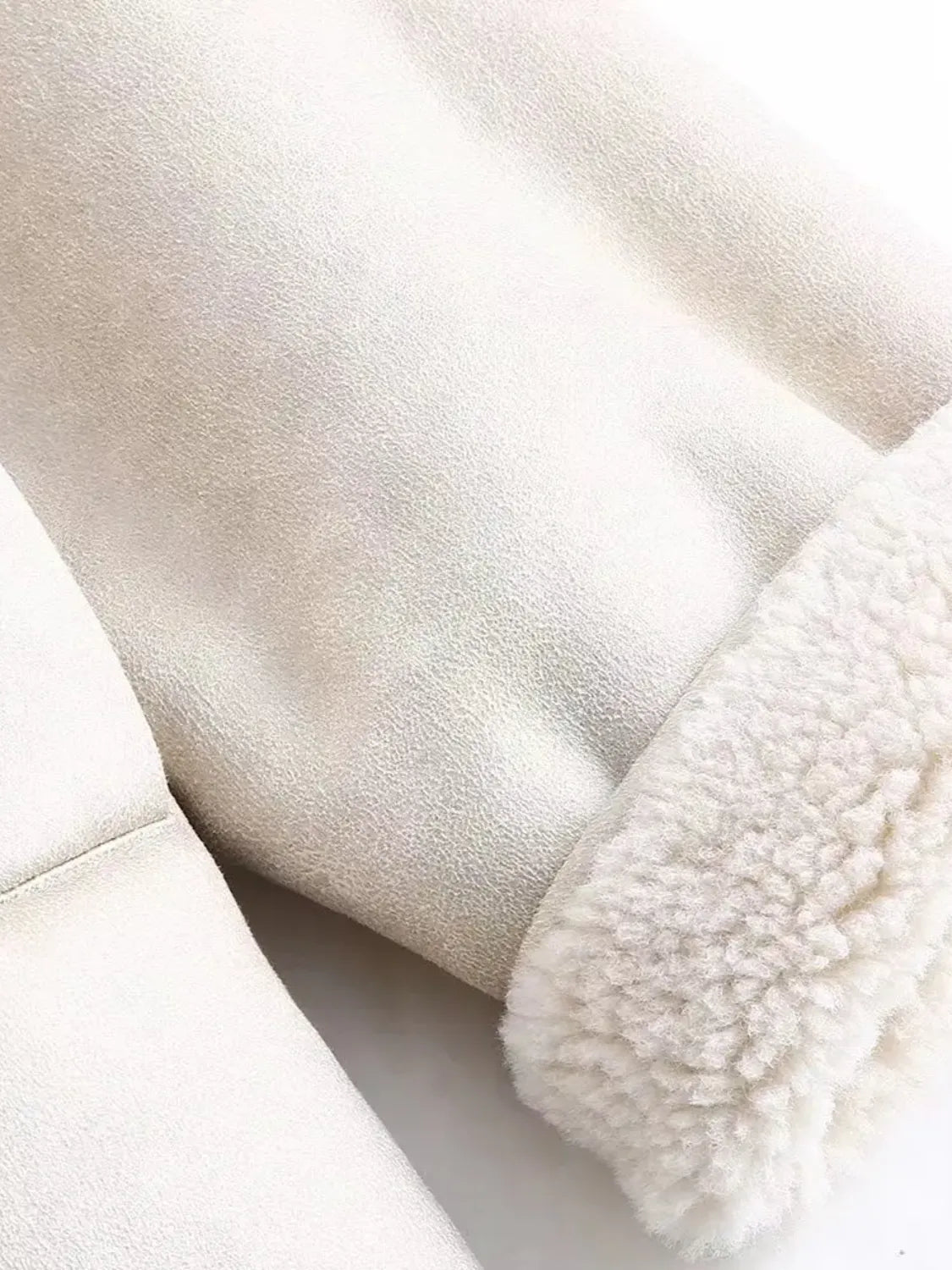 Casaco Oversized Peluciado em Couro PU e Bolsos - Giselle