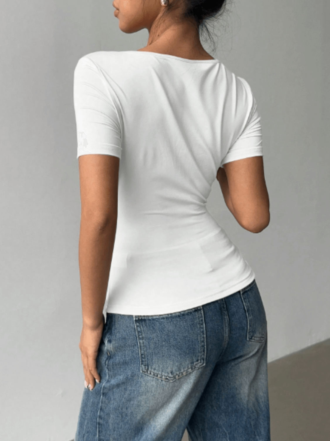 Blusa Feminina com Decote Assimétrico e Detalhe Torcido no Ombro – Thaysa