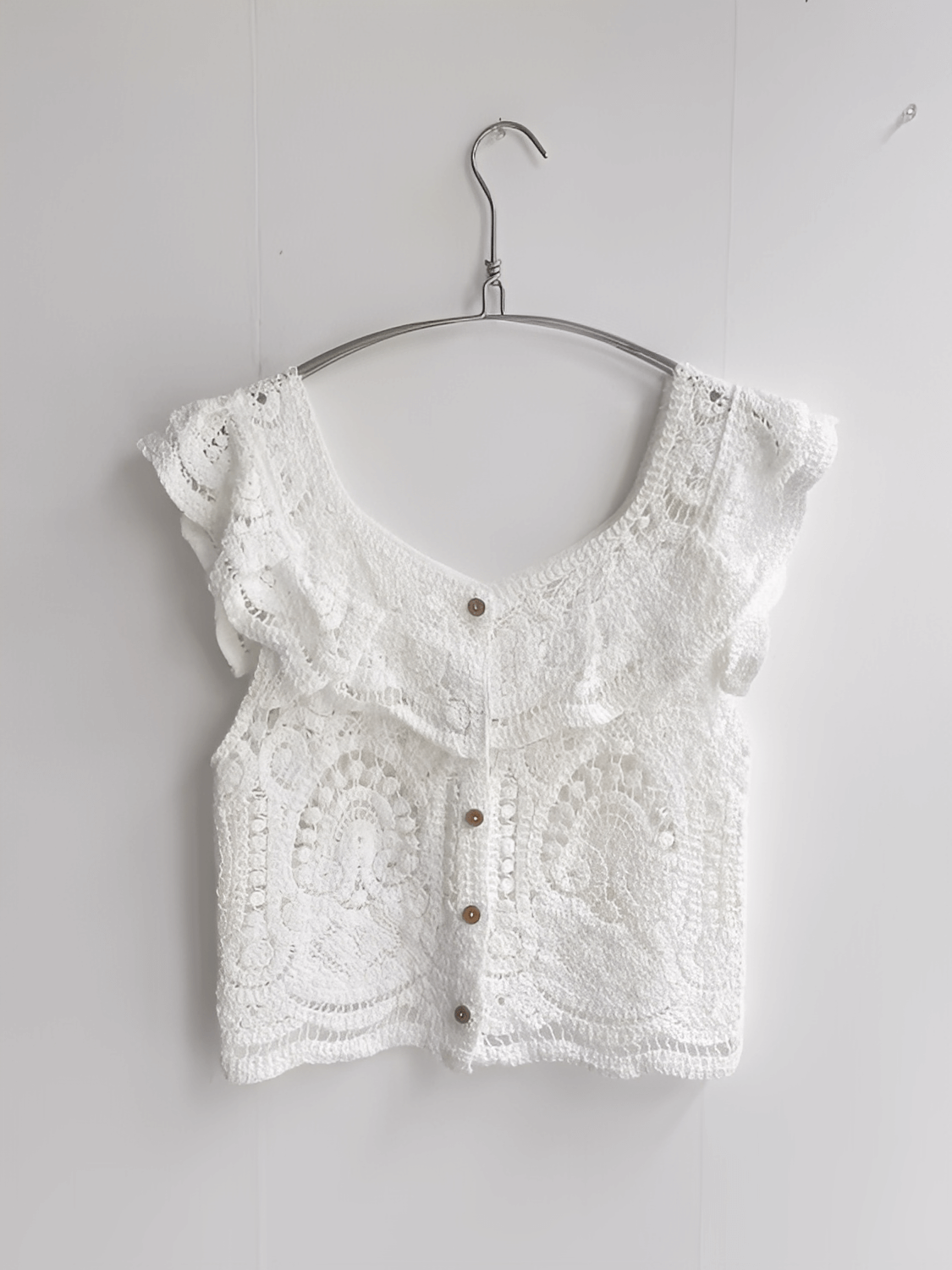 Blusa Feminina em Crochê Vazado com Babados nos Ombros e Botões - Marvila