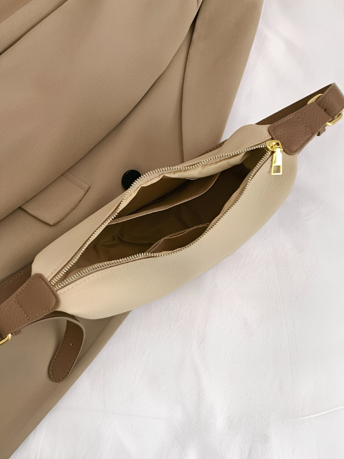 Bolsa Tiracolo Meia-Lua Couro PU Texturizado com Alça Ajustável - Roselyn