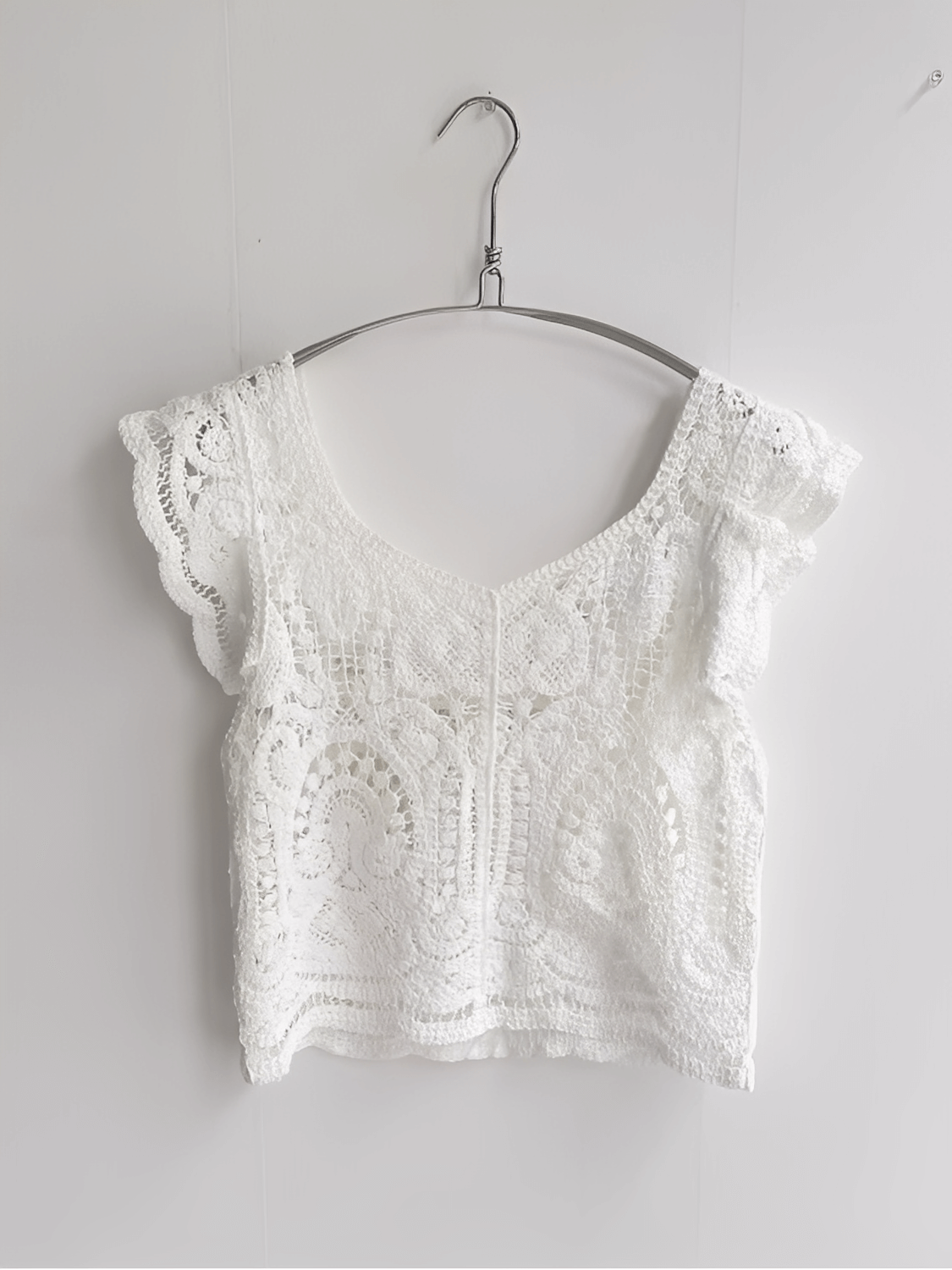 Blusa Feminina em Crochê Vazado com Babados nos Ombros e Botões - Marvila