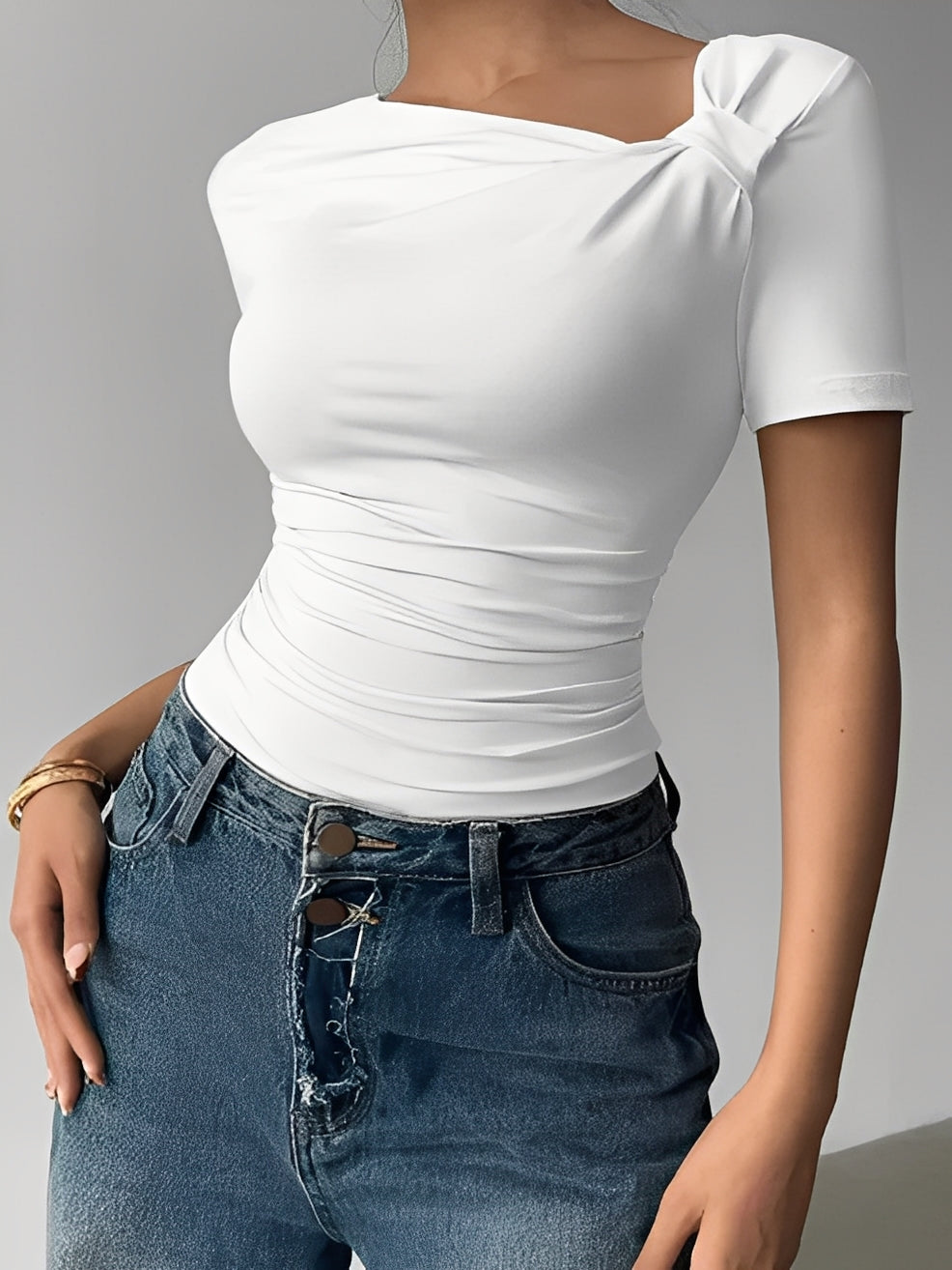 Blusa Feminina com Decote Assimétrico e Detalhe Torcido no Ombro – Thaysa