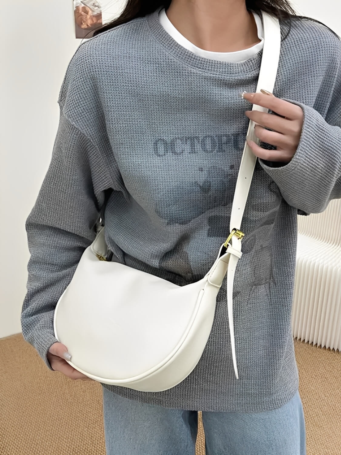 Bolsa Tiracolo Meia-Lua Couro PU Texturizado com Alça Ajustável - Roselyn