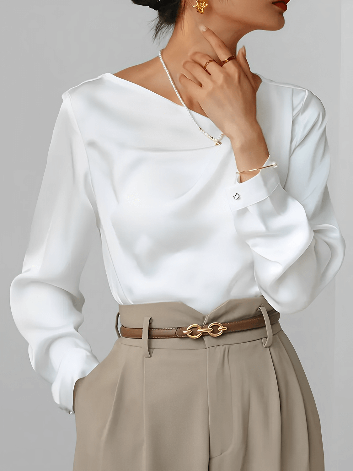 Blusa Acetinada com Decote Assimétrico e Punho com Botão – Dolores