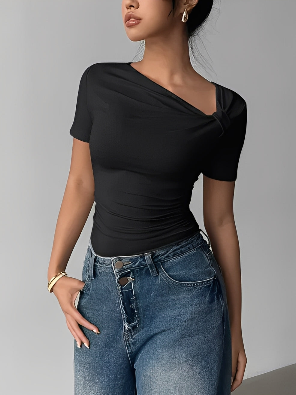 Blusa Feminina com Decote Assimétrico e Detalhe Torcido no Ombro – Thaysa