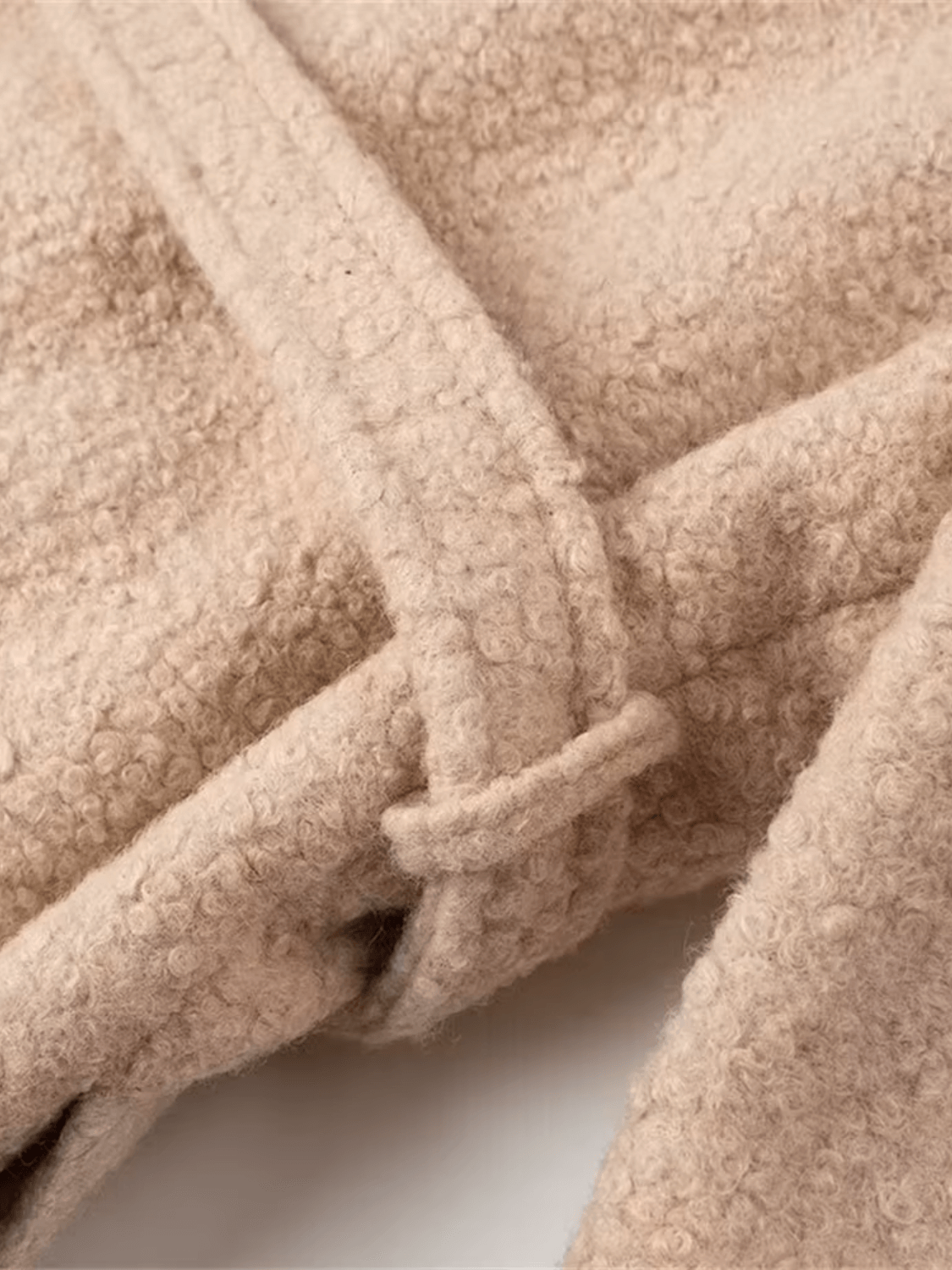 Sobretudo Longo Teddy em Lã com Cinto-Faixa e Fivelas – Jennie