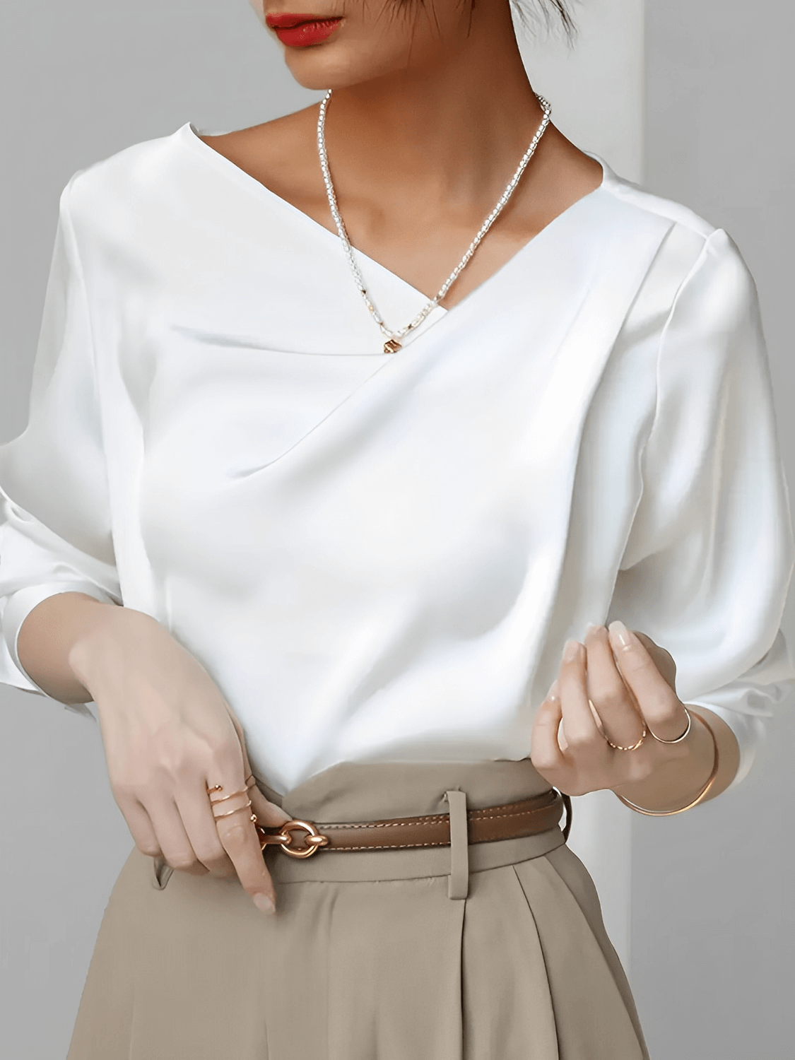 Blusa Acetinada com Decote Assimétrico e Punho com Botão – Dolores
