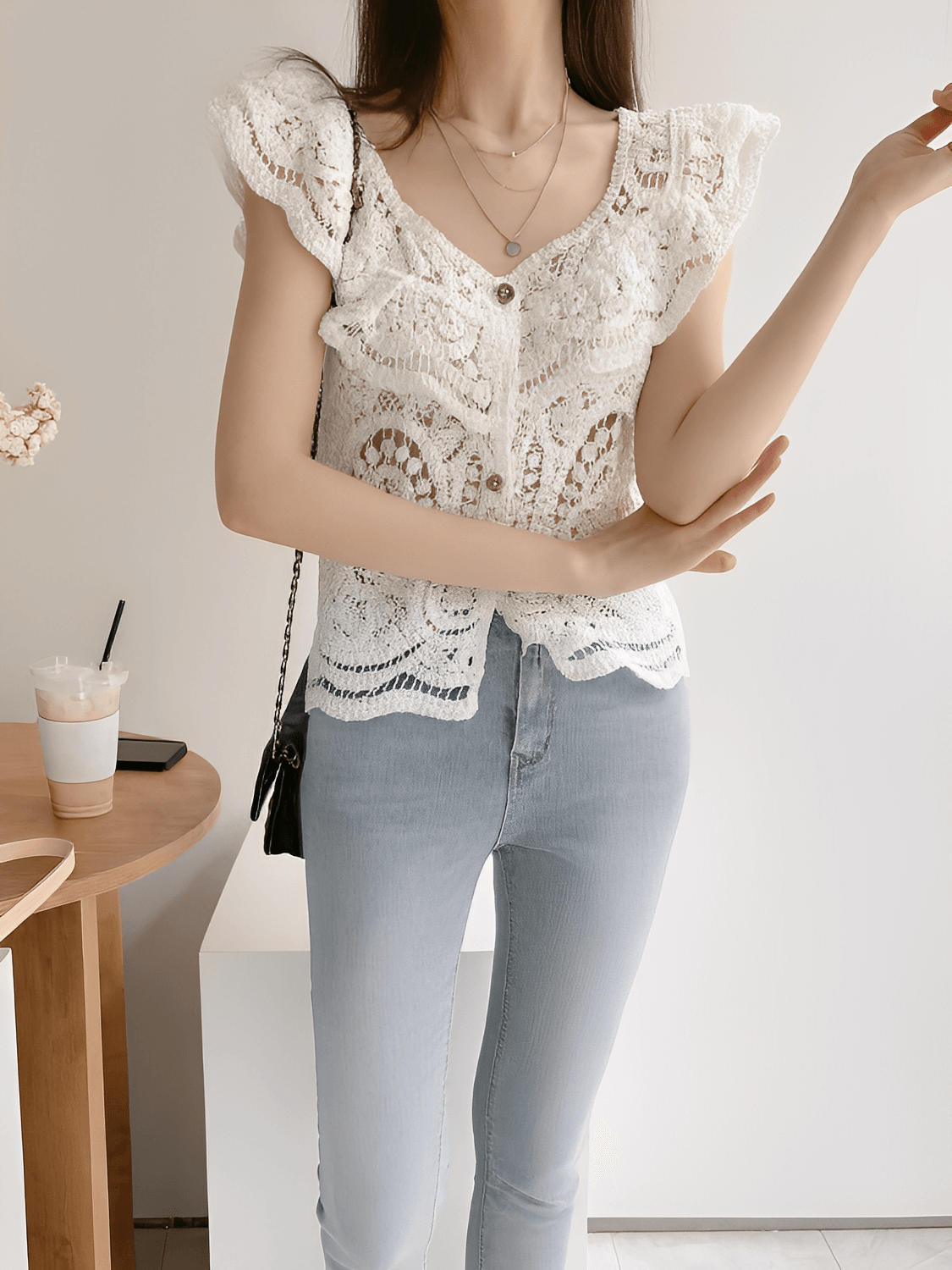 Blusa Feminina em Crochê Vazado com Babados nos Ombros e Botões - Marvila