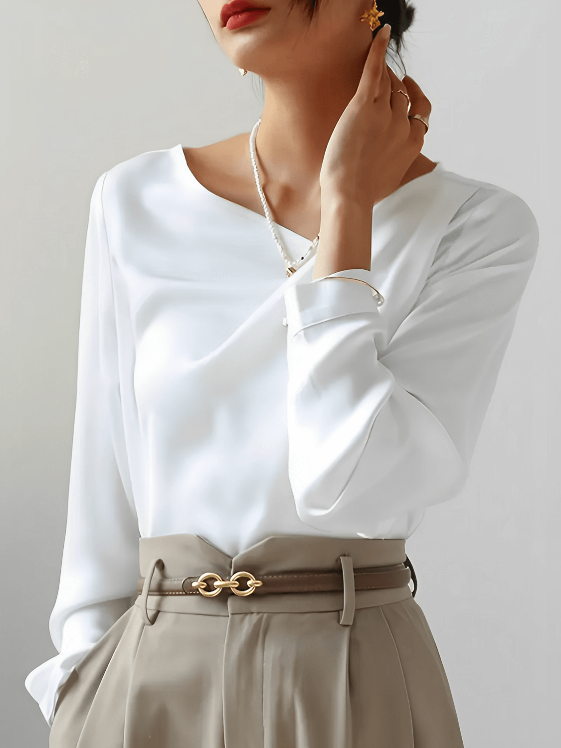 Blusa Acetinada com Decote Assimétrico e Punho com Botão – Dolores