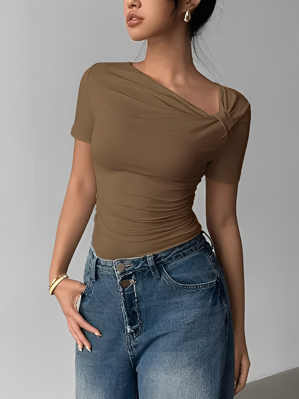 Blusa Feminina com Decote Assimétrico e Detalhe Torcido no Ombro – Thaysa
