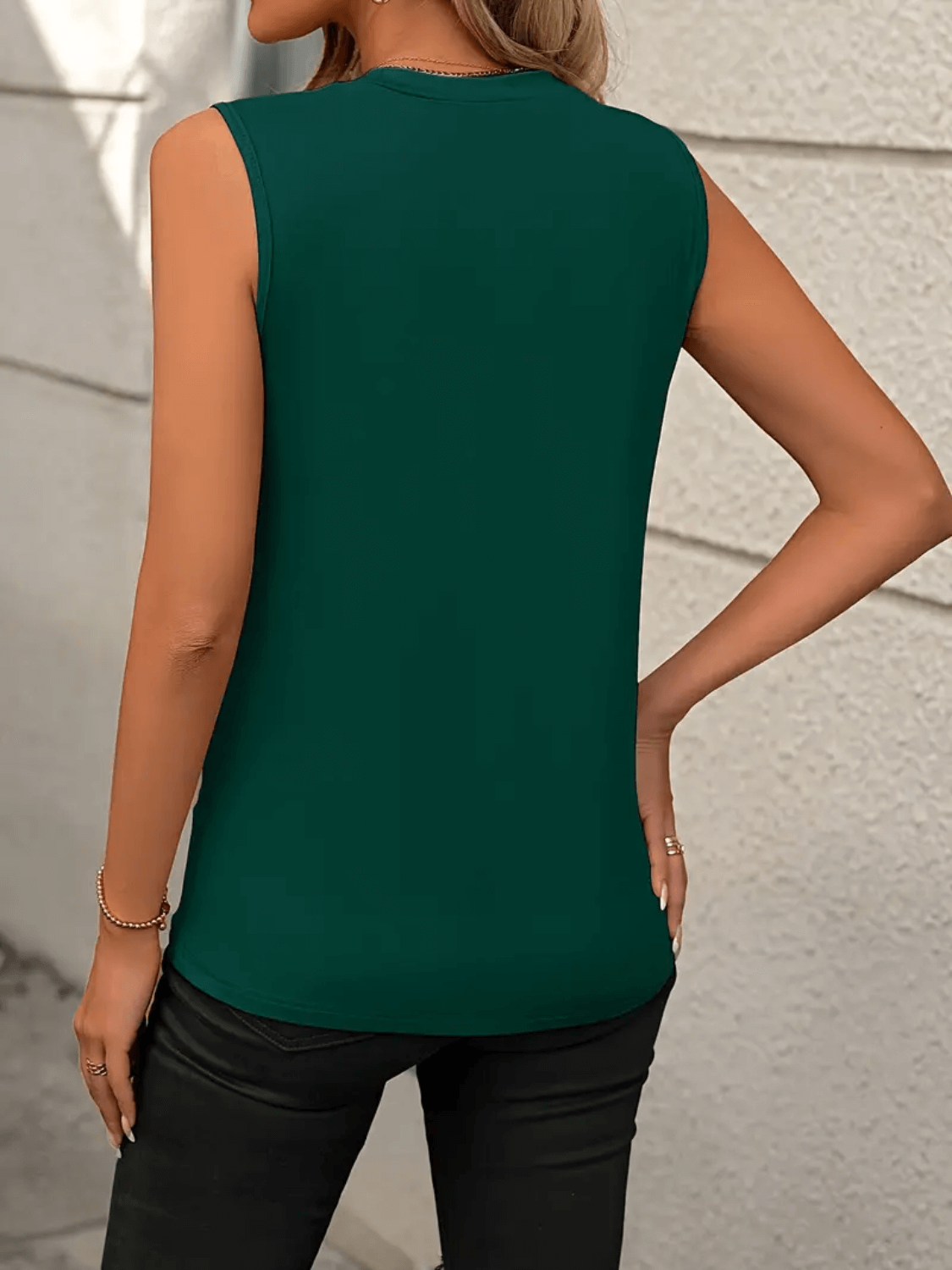 Blusa Feminina Regata com Gola Redonda e Efeito Drapeado – Tuany