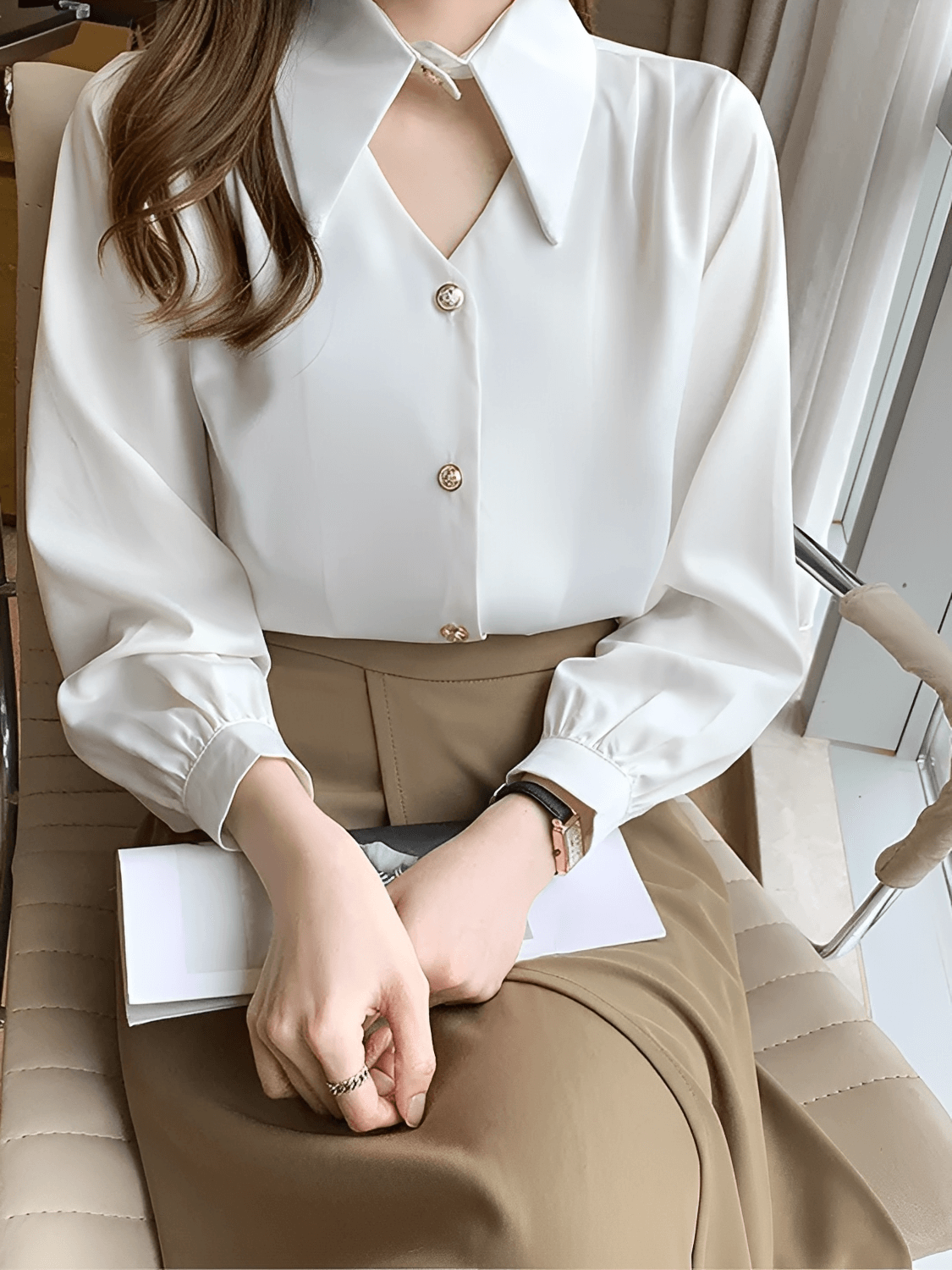 Camisa Acetinada Gola Lapela Alongada e Fecho Elegante no Pescoço – Lira