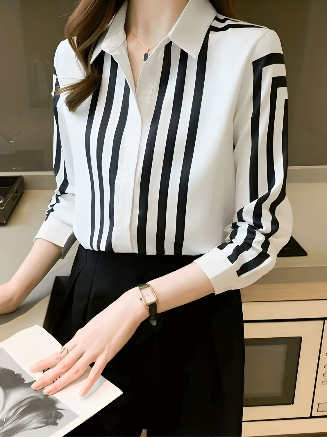 Camisa com Listras Geométricas Gola Lapela e Fechamento em Botões - Helenice