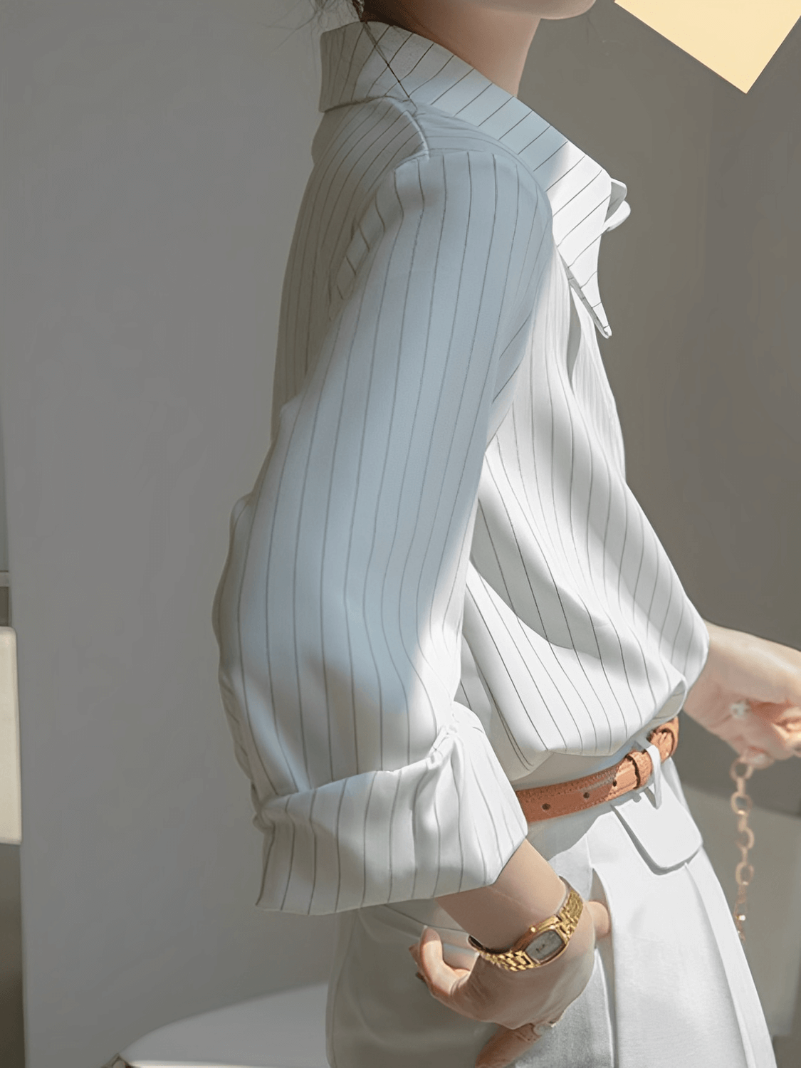 Camisa Vintage com Listras Finas Gola Ampla e Punhos Ajustados - Lucia
