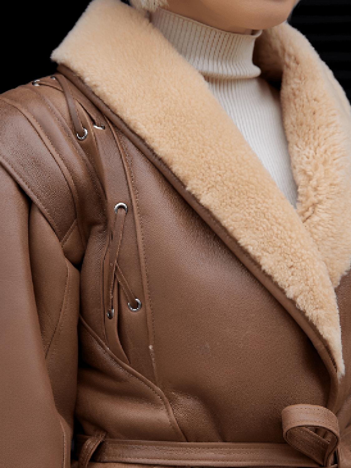 Casaco em Couro PU com Forro Peluciado e Cinto Faixa – Maresa