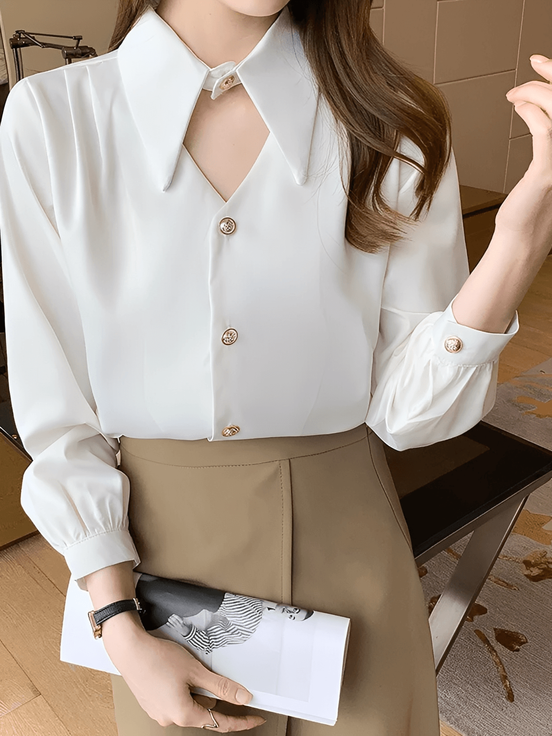 Camisa Acetinada Gola Lapela Alongada e Fecho Elegante no Pescoço – Lira