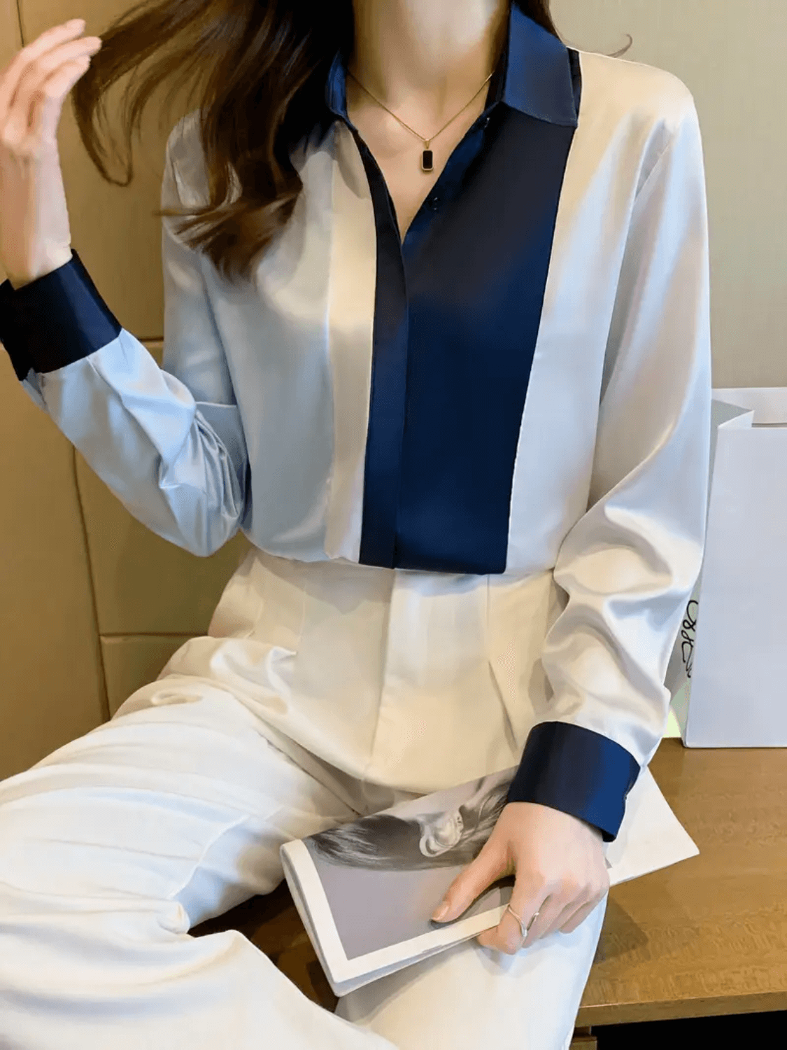 Camisa Acetinada Clássica com Gola Lapela e Punhos Contrastantes - Thaise