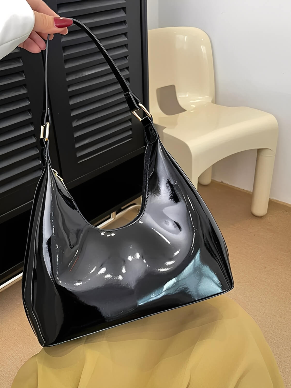 Bolsa de Ombro Meia-Lua com Acabamento em Verniz - Charlize