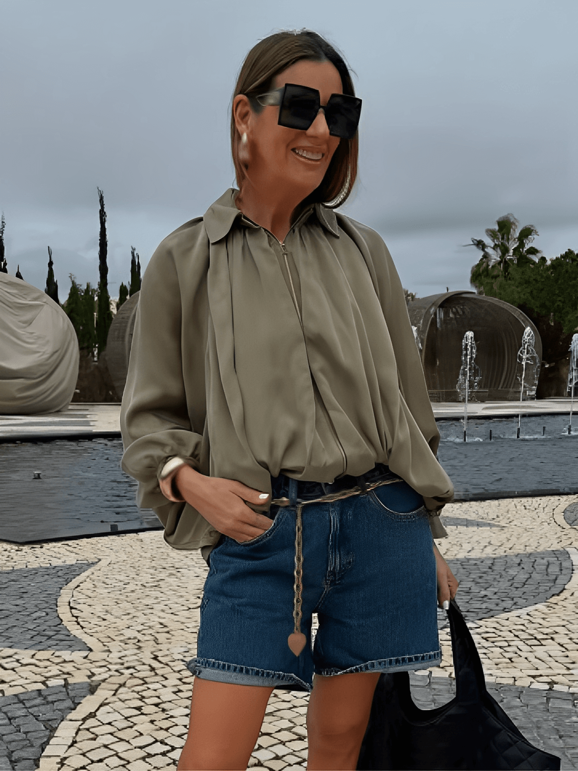 Camisa Acetinada Oversized com Manga Bufante e Zíper Frontal – Milene