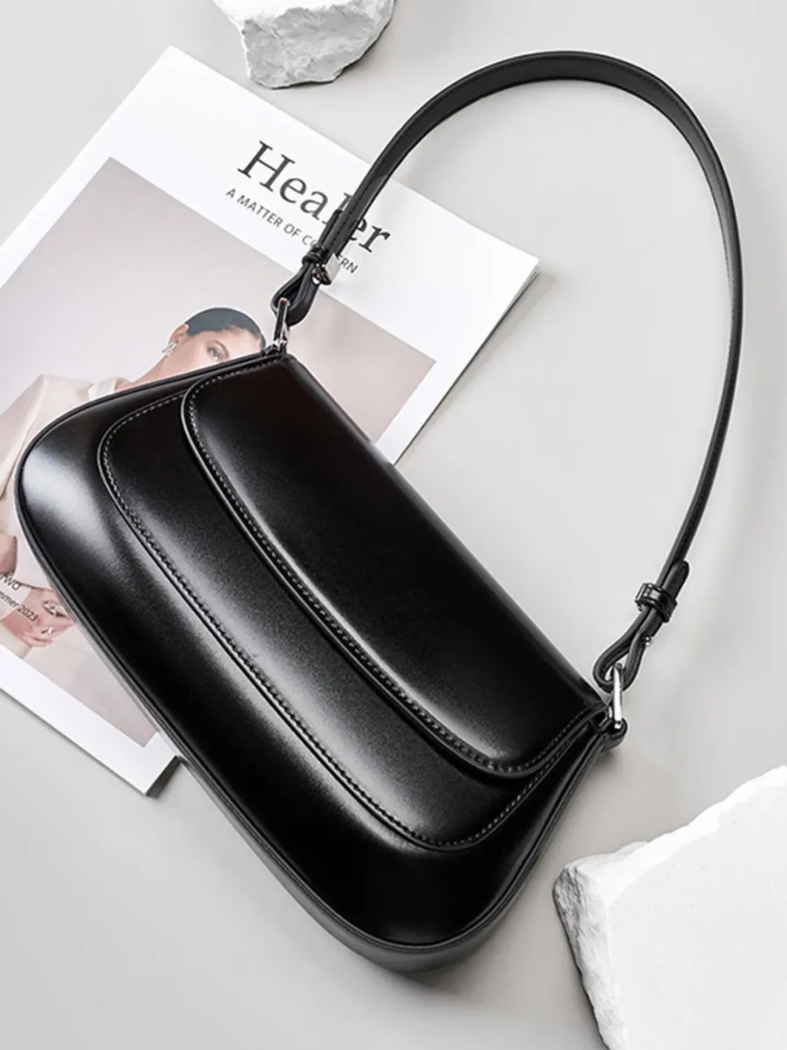 Bolsa Baguete Tiracolo em Couro Genuíno com Alça Ajustável – Briana