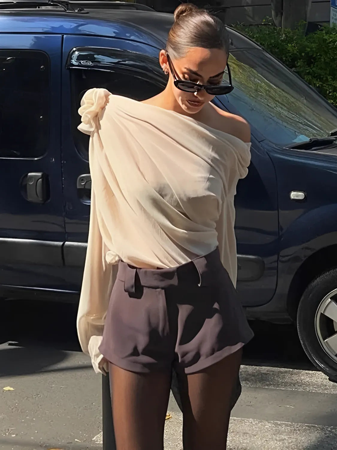 Blusa de Ombro Único com Flor em Chiffon – Elise