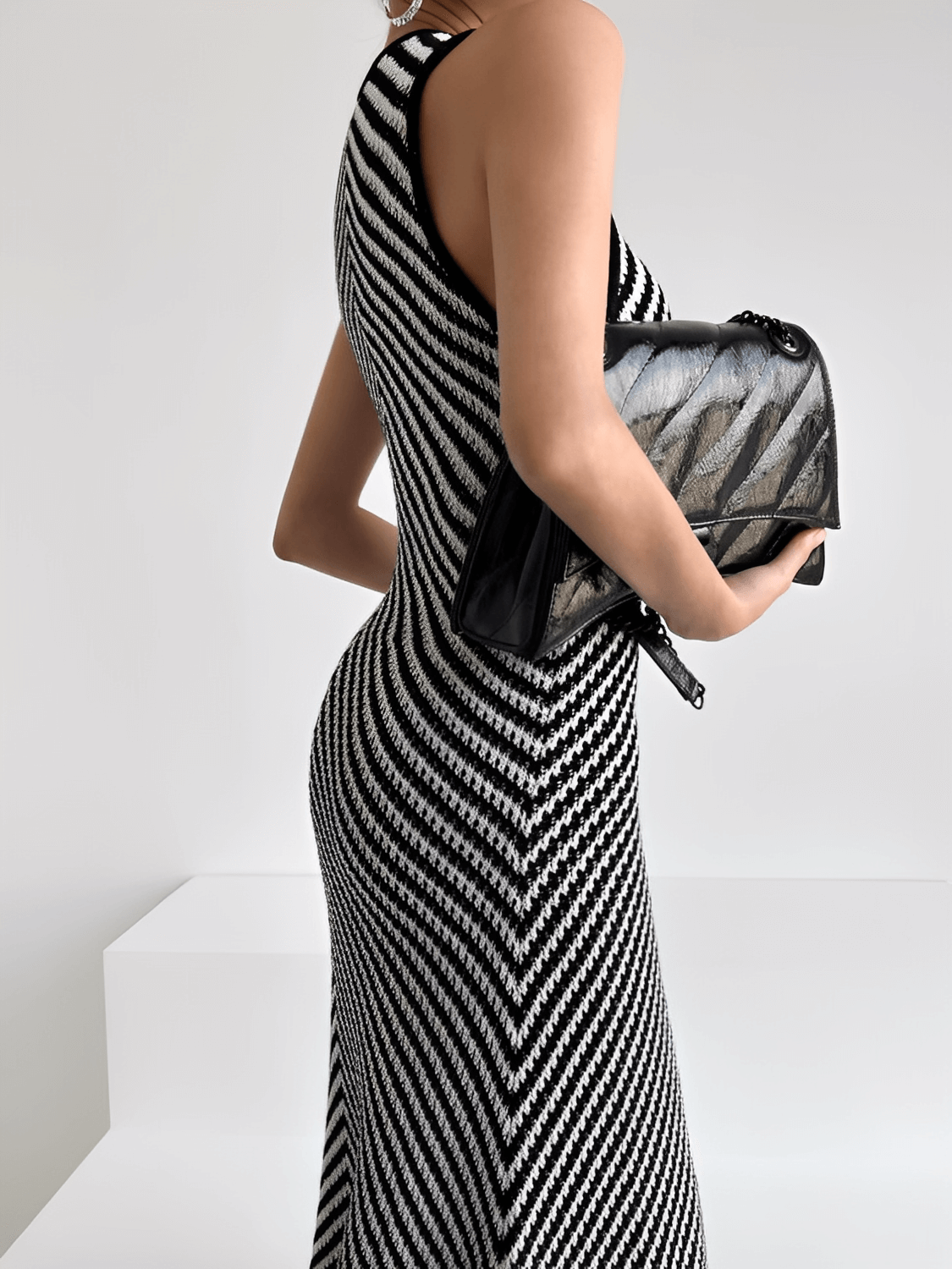 Vestido Midi em Tricô Leve com Listras Zigue-Zague Preto e Branco – Doralice