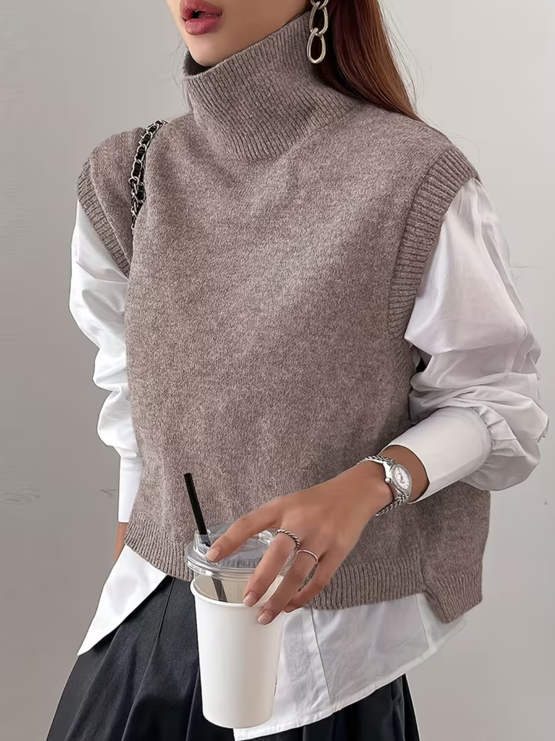 Colete em Tricô com Gola Alta Larga e Modelagem Cropped - Adria