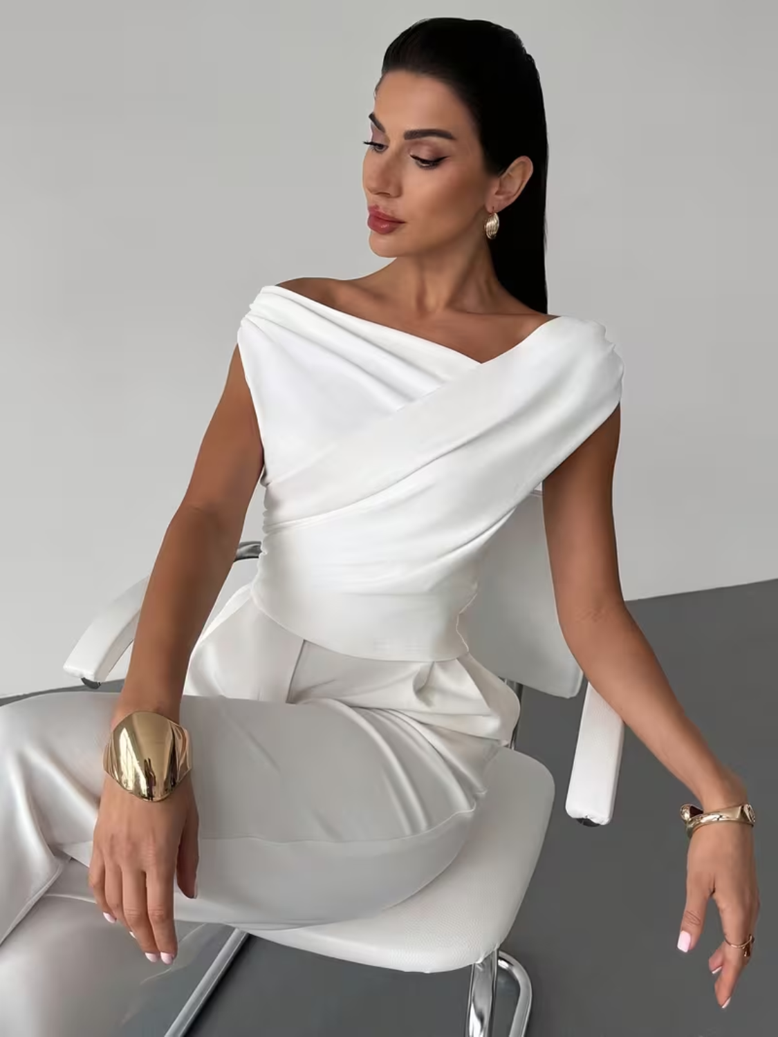 Blusa com Decote Ombo a Ombro Assimétrico e Drapeado Elegante - Emy