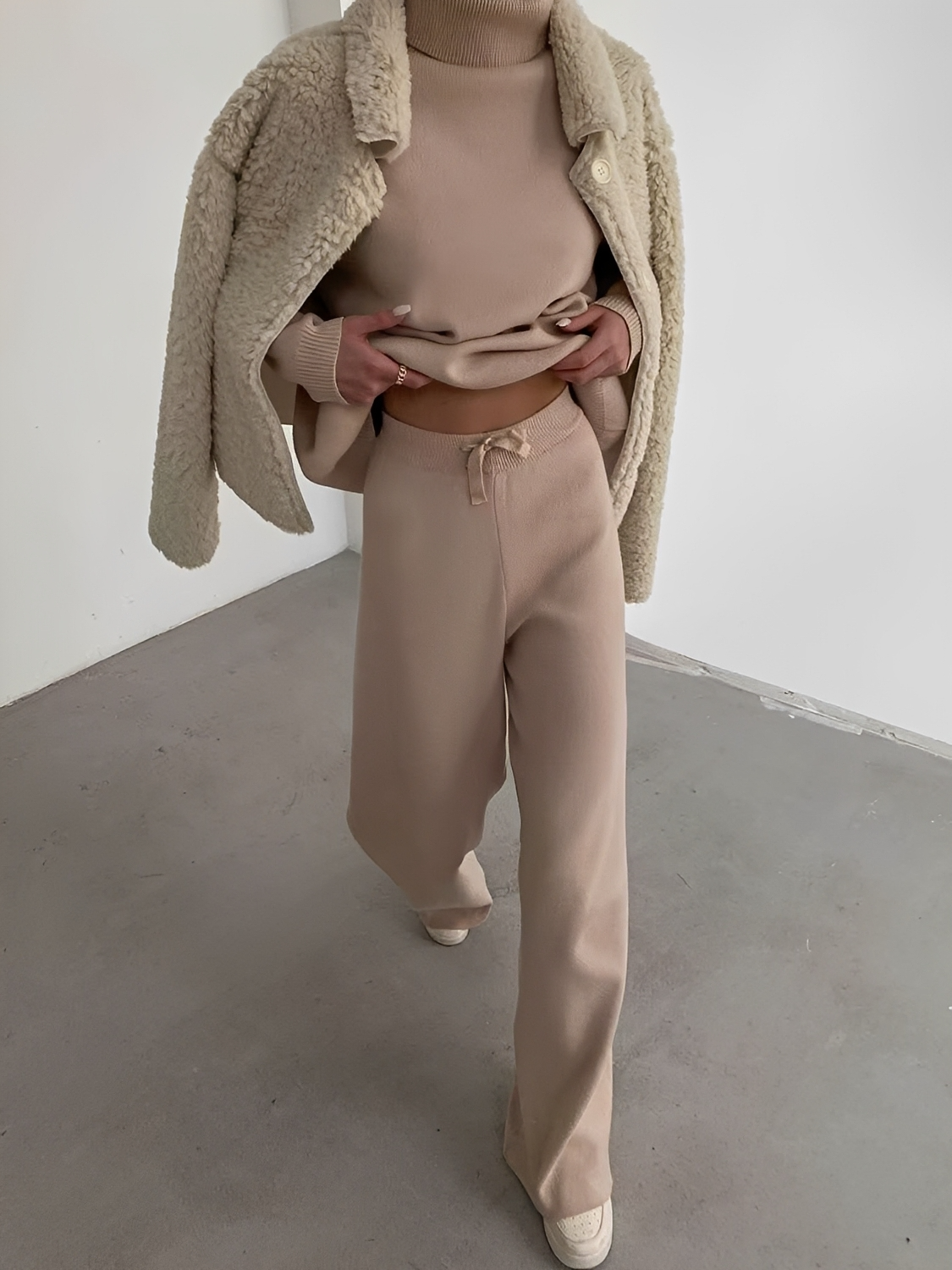 Conjunto em Tricô com Suéter Oversized de Gola Alta e Calça Pantalona - Leona