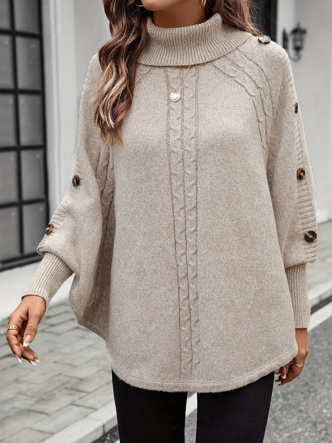 Poncho em Tricô com Gola Alta Detalhe Trançado e Botões Decorativos - Thalia