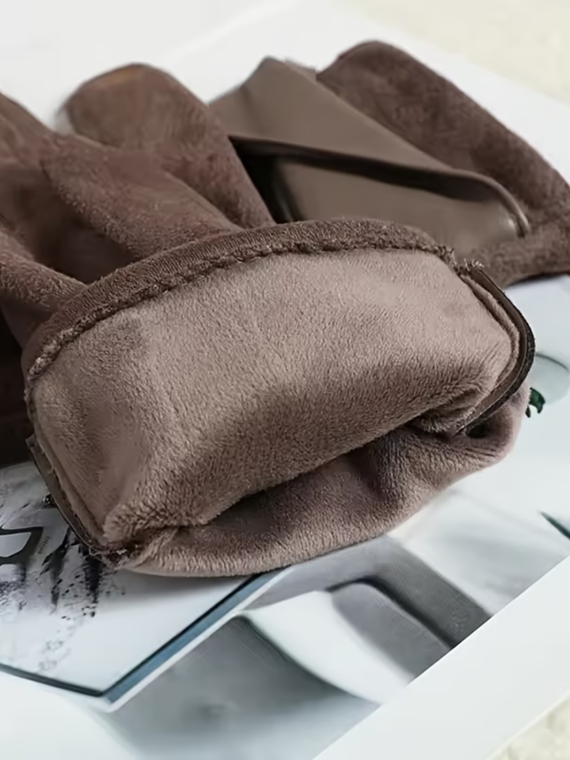 Luva Touch Camurçada com Detalhe Transpassado em Couro PU - Érika