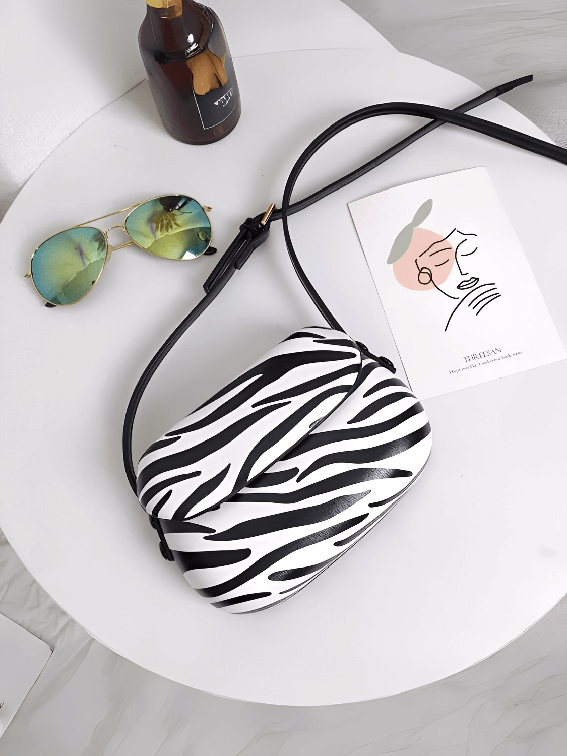 Bolsa Feminina em Couro PU com Design Arredondado e Alça Regulável – Odete