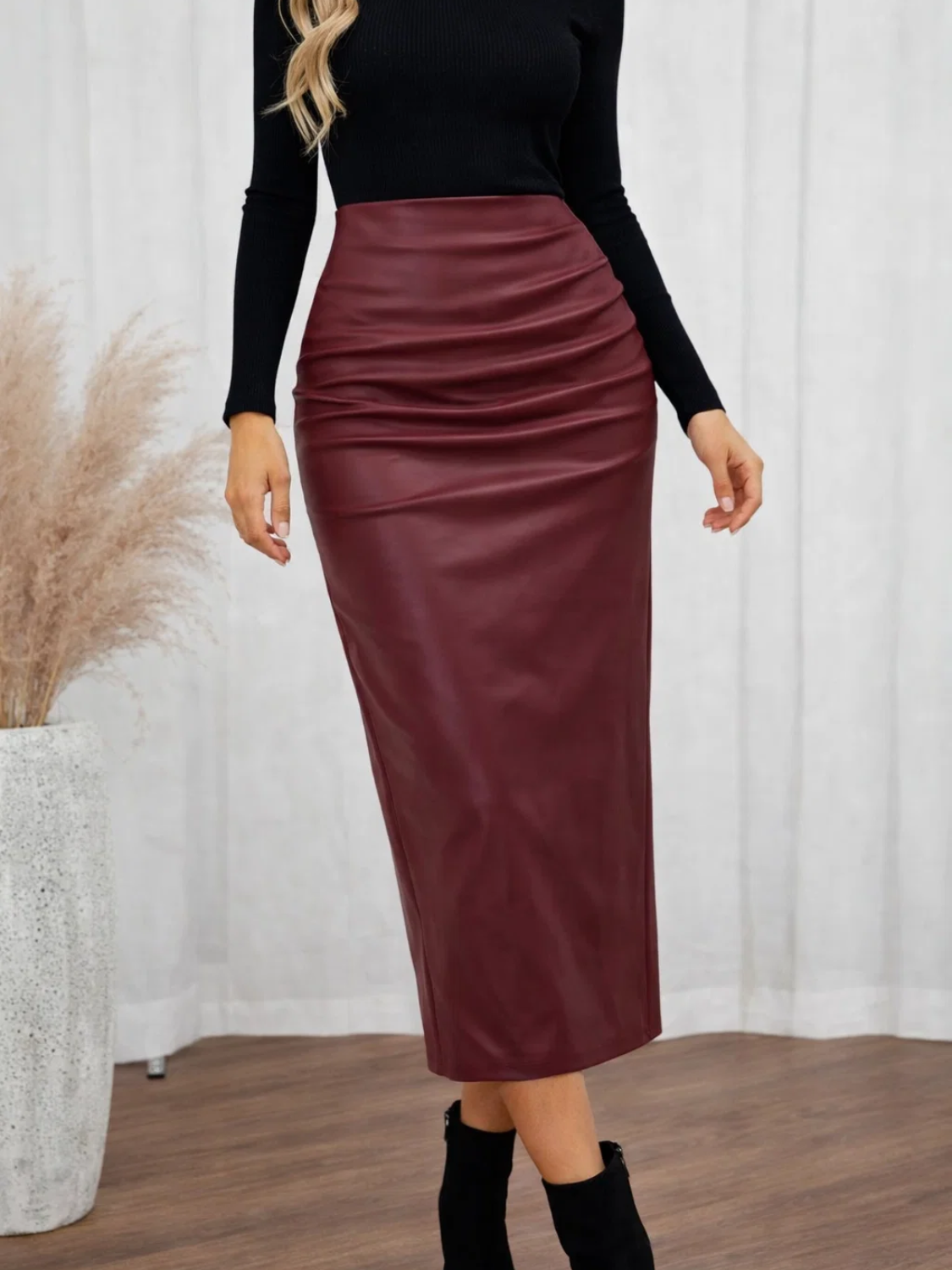 Saia Midi Lápis em Couro PU com Acabamento Acetinado – Ramona