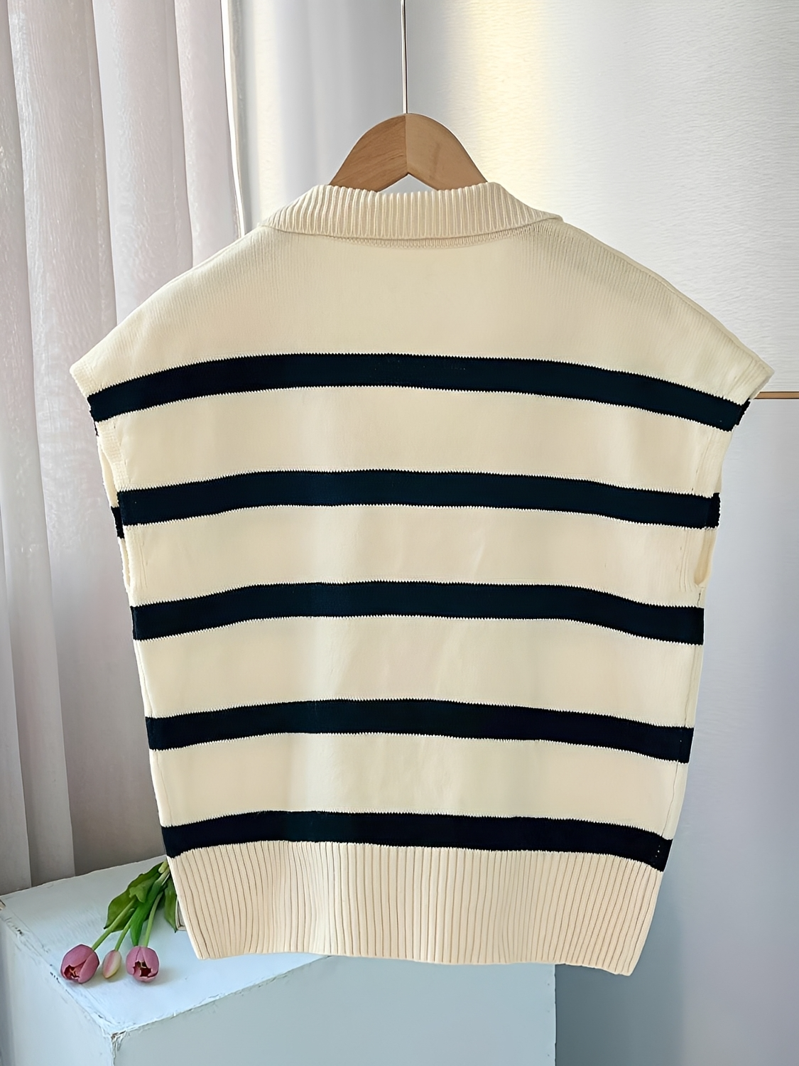 Blusa Colete Listrado em Tricô Oversized com Gola Polo e Decote em V - Fernanda