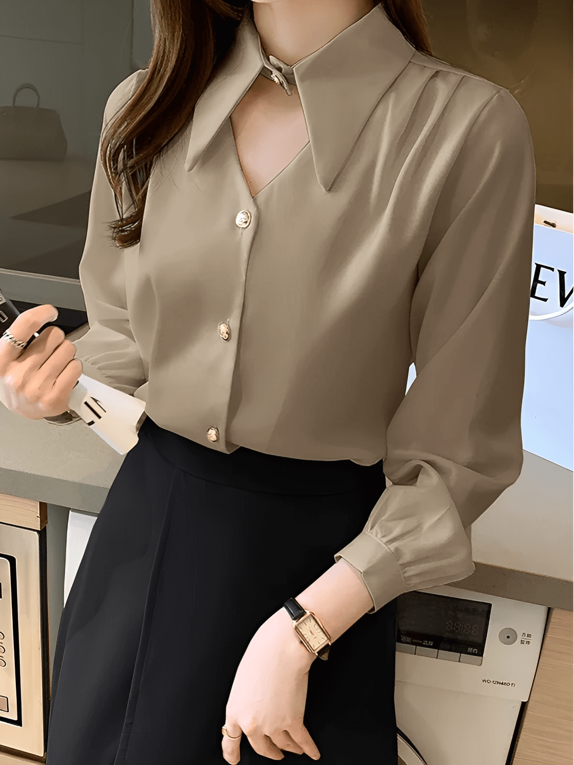 Camisa Acetinada Gola Lapela Alongada e Fecho Elegante no Pescoço – Lira
