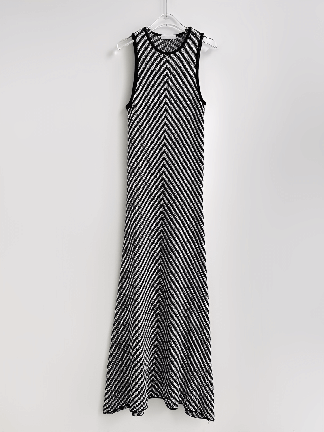Vestido Midi em Tricô Leve com Listras Zigue-Zague Preto e Branco – Doralice
