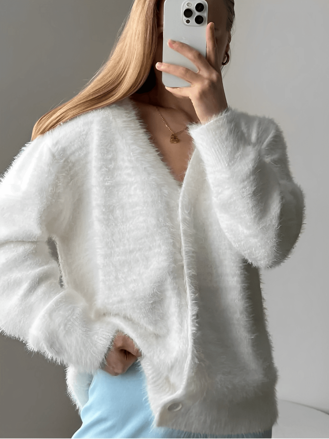 Cardigan em Tricô Peluciado com Decote V e Botões - Isabel