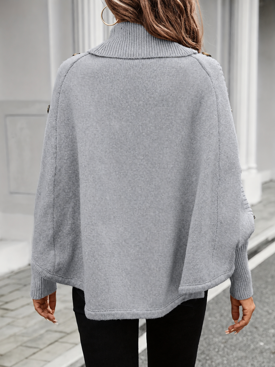 Poncho em Tricô com Gola Alta Detalhe Trançado e Botões Decorativos - Thalia
