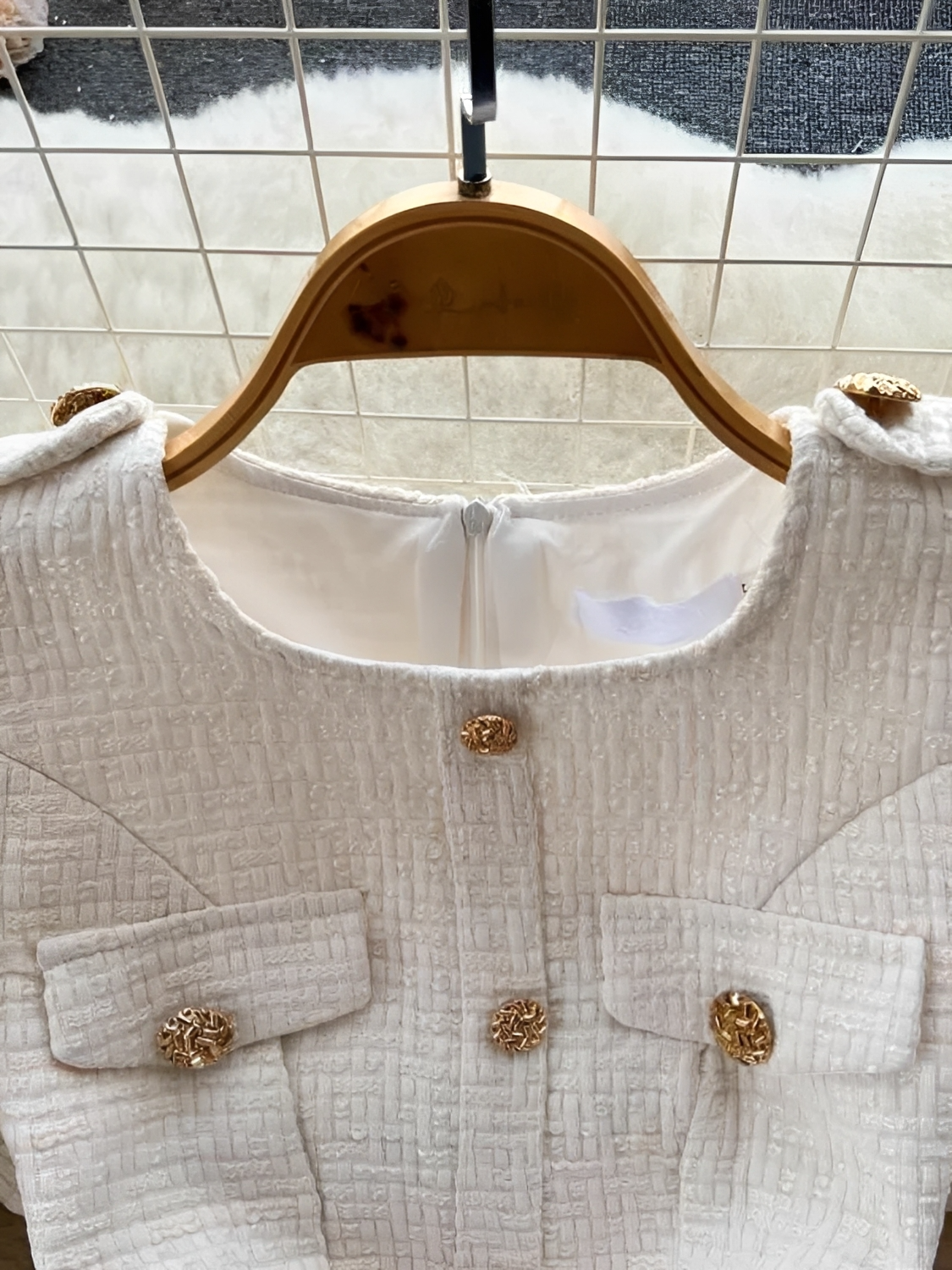 Vestido Curto em Tweed Estruturado Modelagem Evasê com Botões Dourados - Antonela