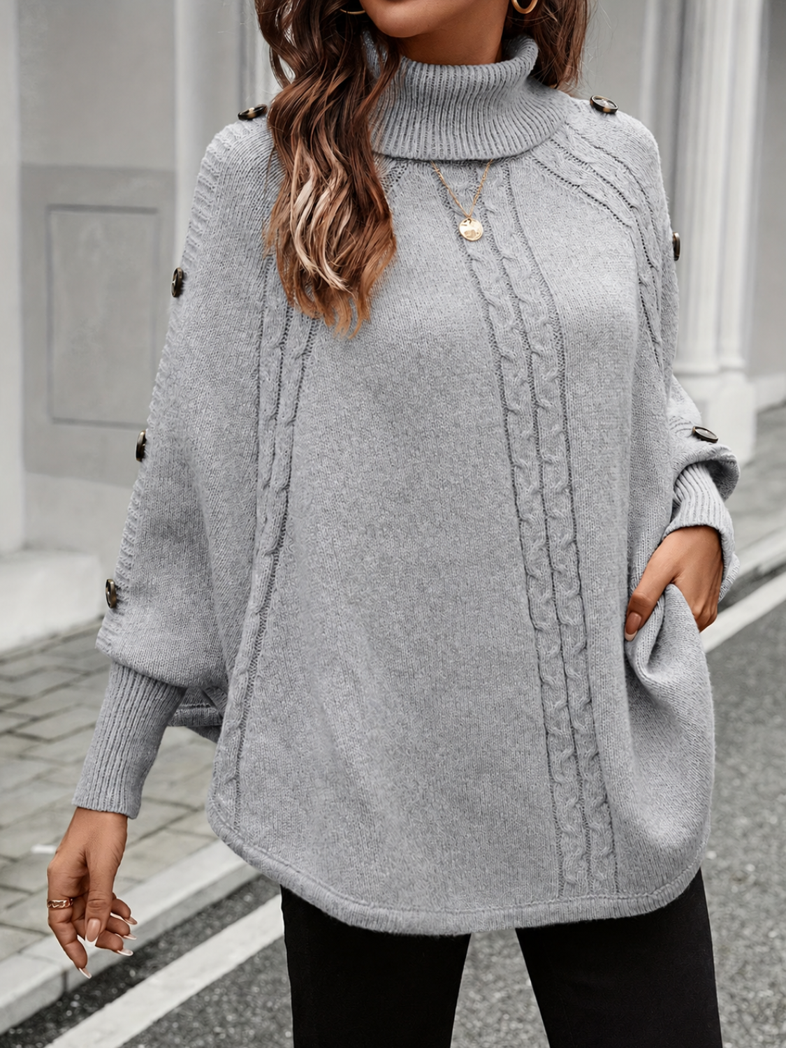 Poncho em Tricô com Gola Alta Detalhe Trançado e Botões Decorativos - Thalia