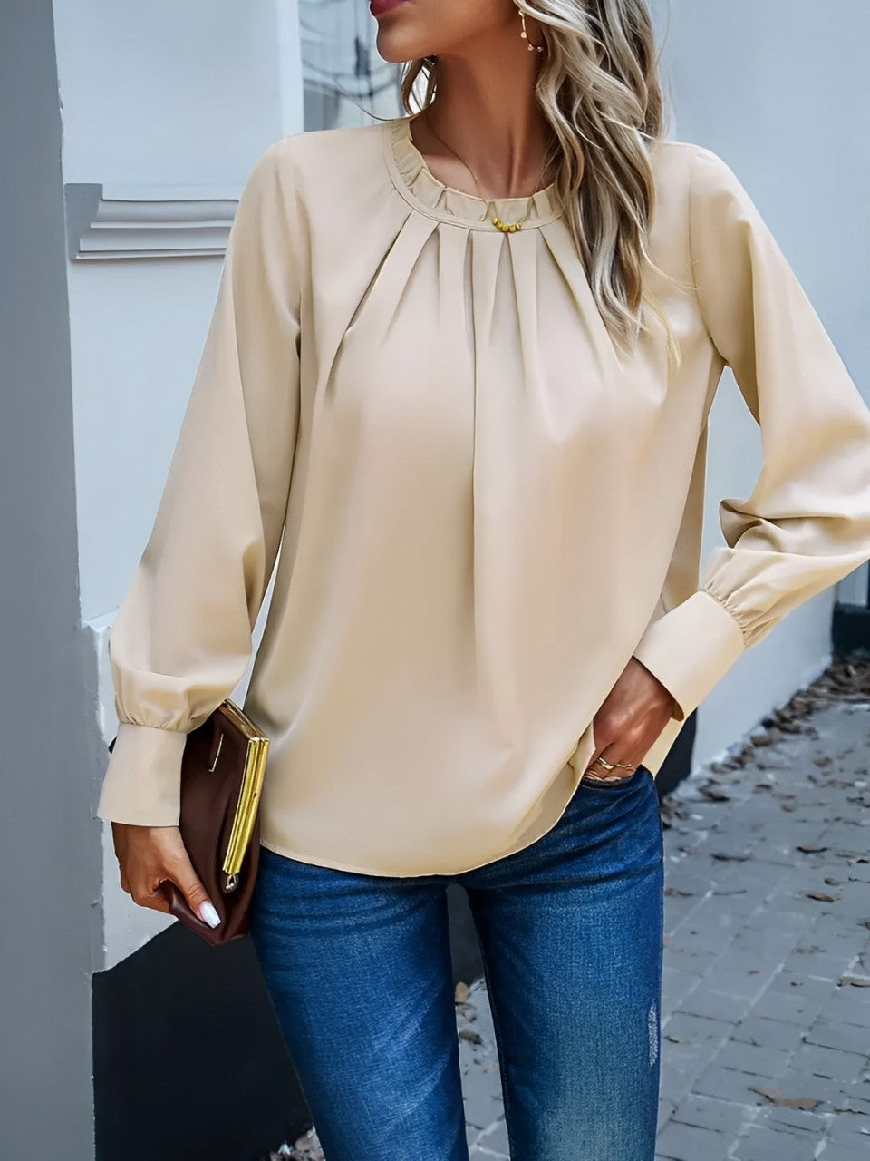 Camisa Franzida com Gola Redonda e Mangas Longas - Angelina