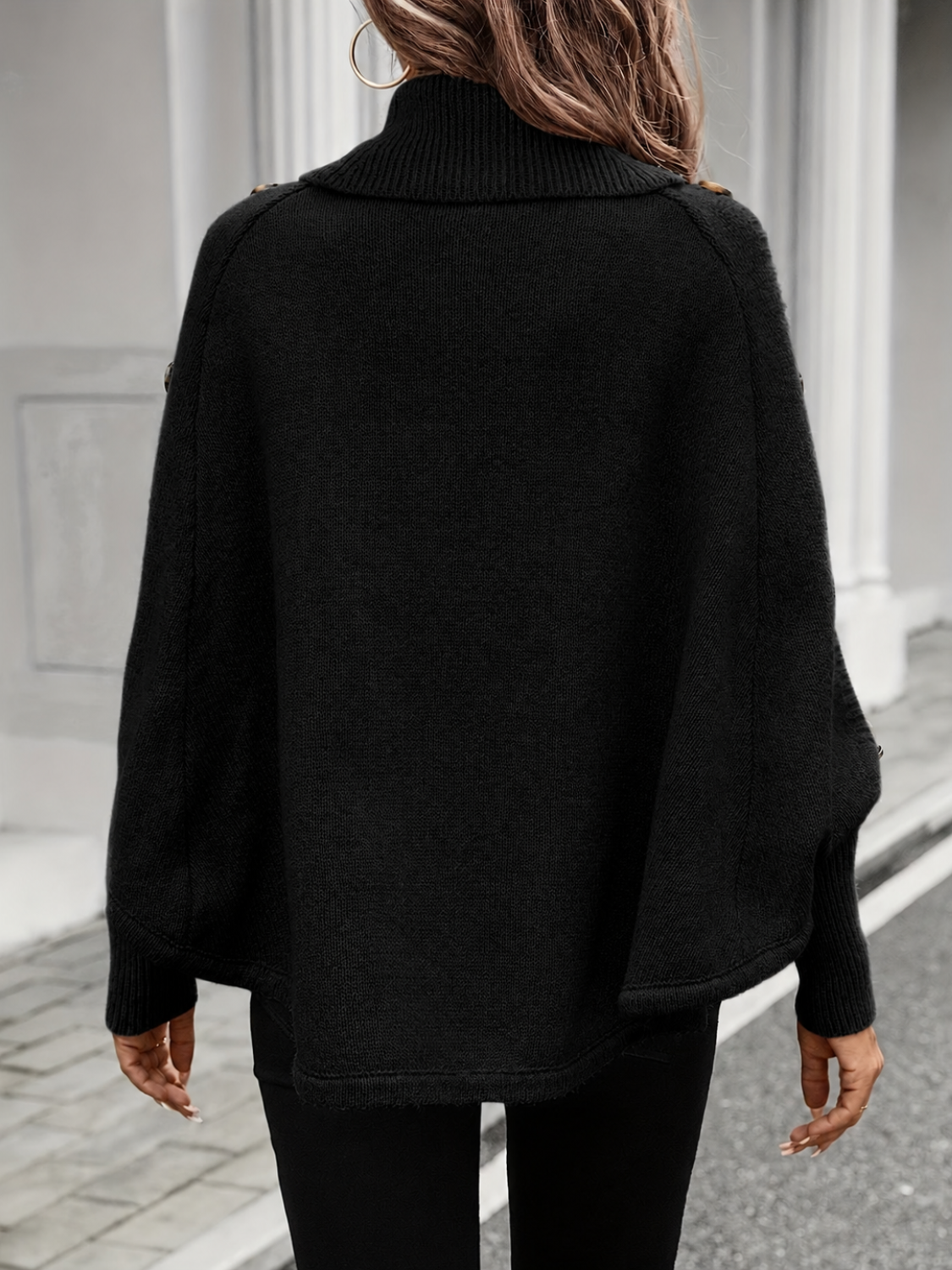 Poncho em Tricô com Gola Alta Detalhe Trançado e Botões Decorativos - Thalia