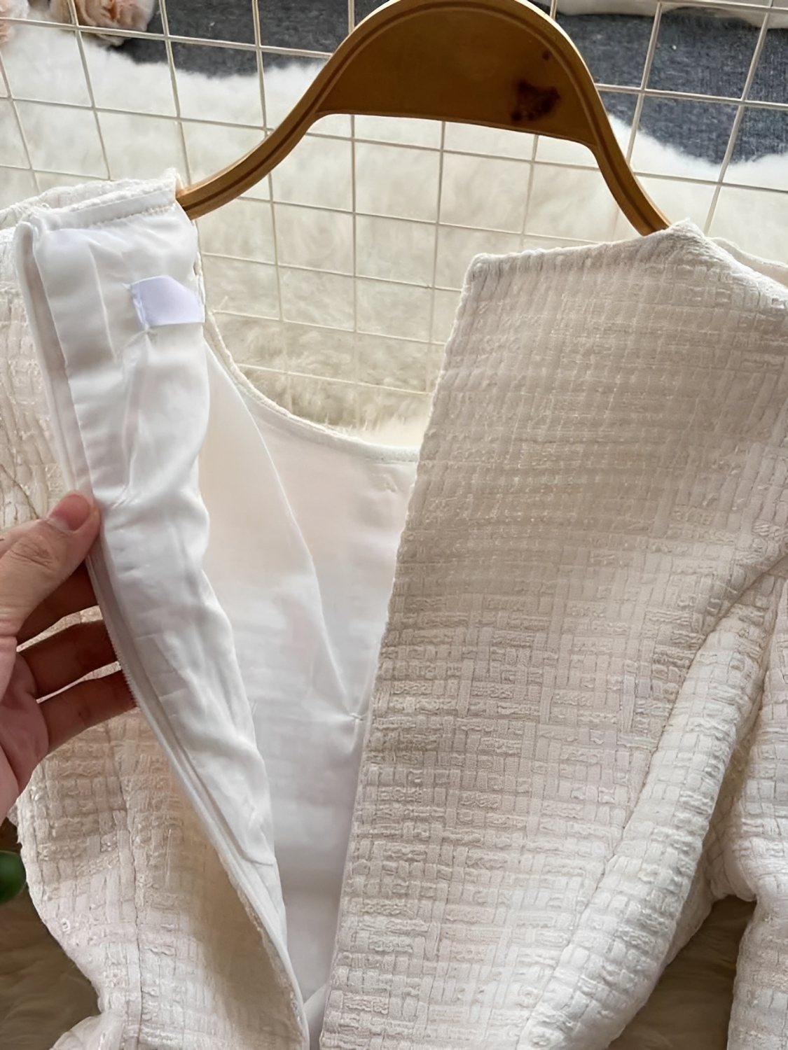 Vestido Curto em Tweed Estruturado Modelagem Evasê com Botões Dourados - Antonela