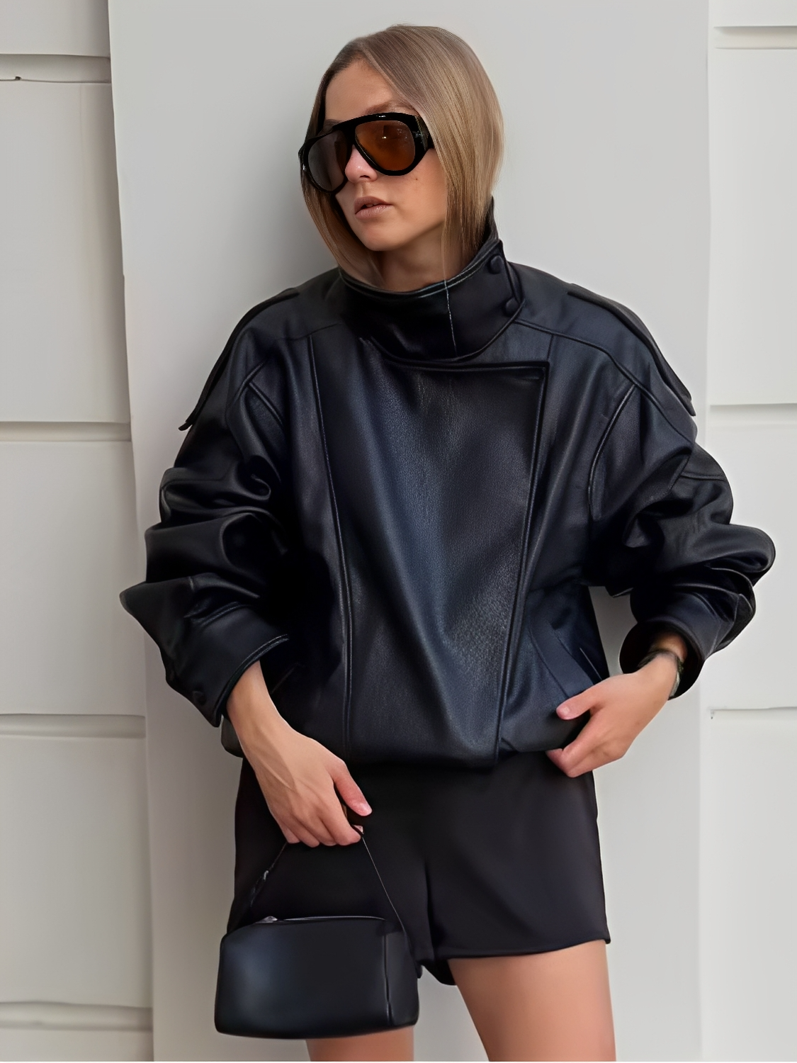 Jaqueta Oversized em Couro PU com Fecho Assimétrico Transpassado- Jasmin