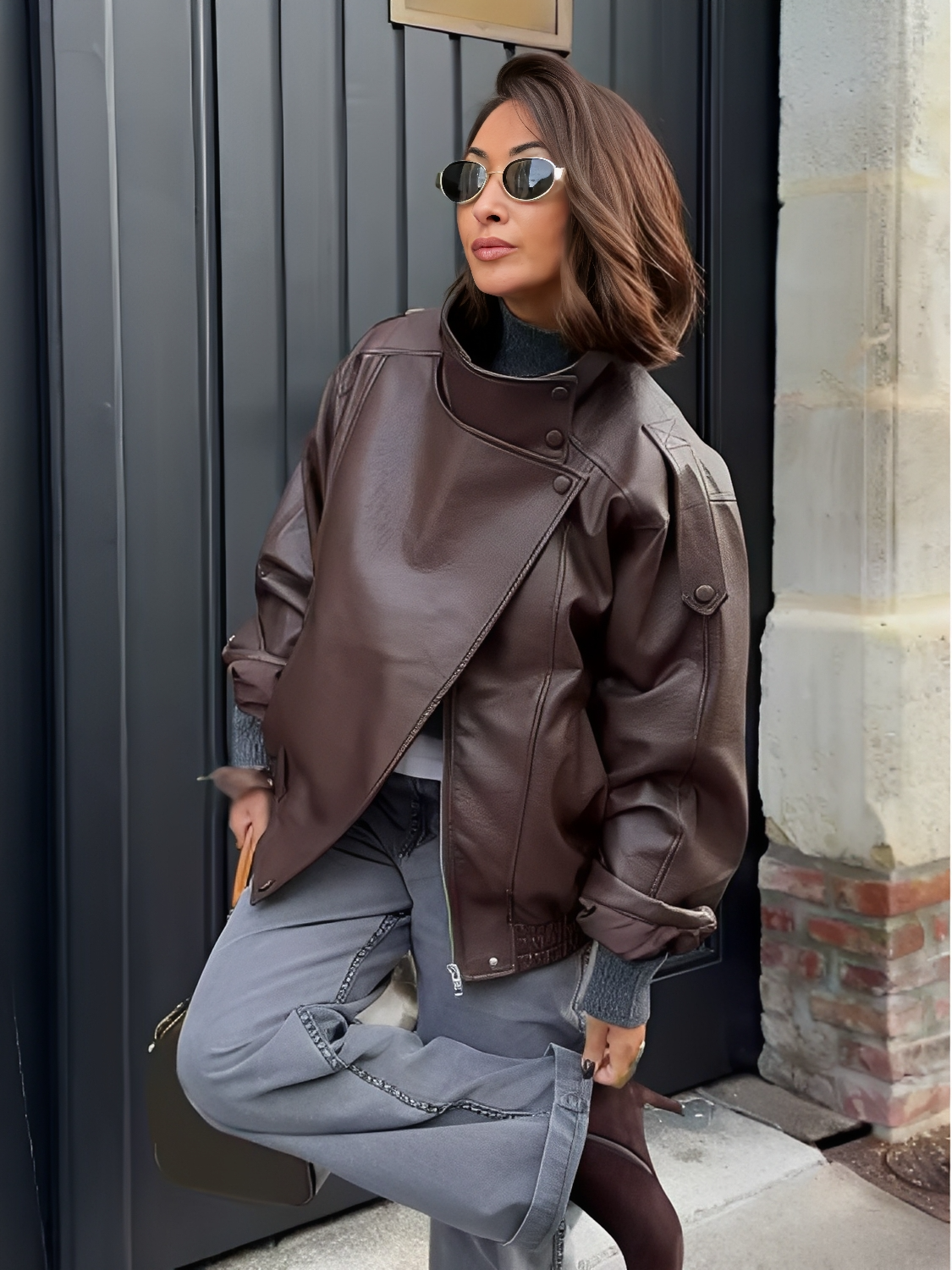 Jaqueta Oversized em Couro PU com Fecho Assimétrico Transpassado- Jasmin