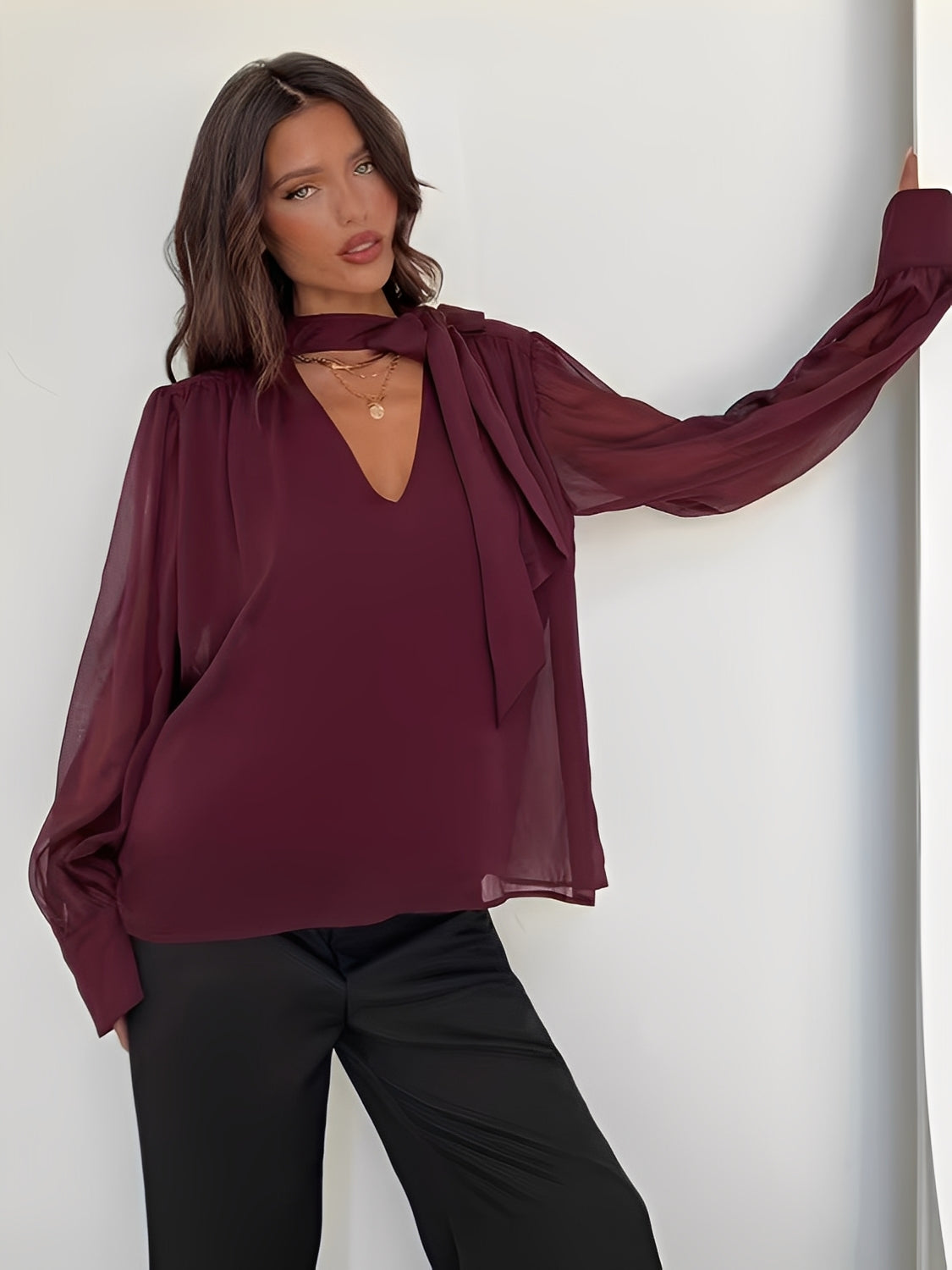Blusa em Chiffon com Manga Bispo Gola Laço e Punhos Estruturados – Sayuri