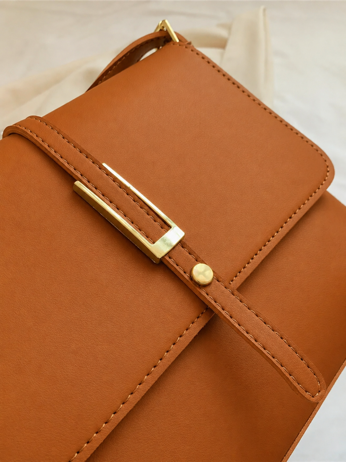 Bolsa Feminina Grande de Ombro com Detalhes Dourados Elegantes - Mary
