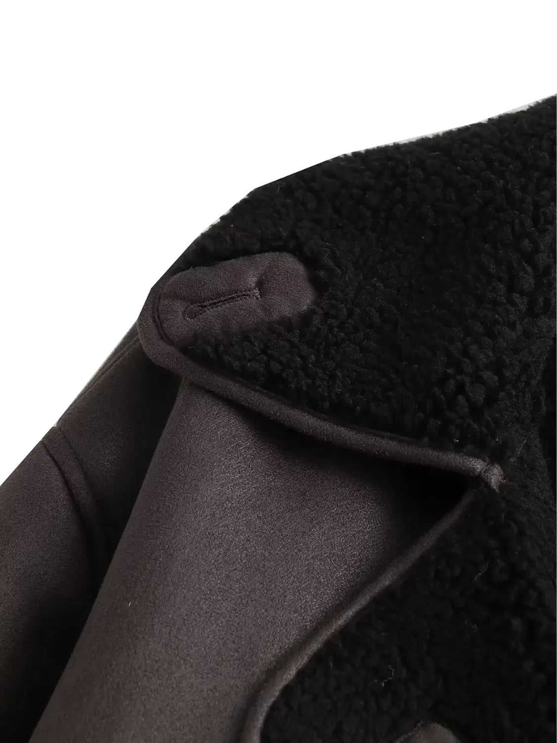 Casaco Oversized Peluciado em Couro PU e Bolsos - Giselle