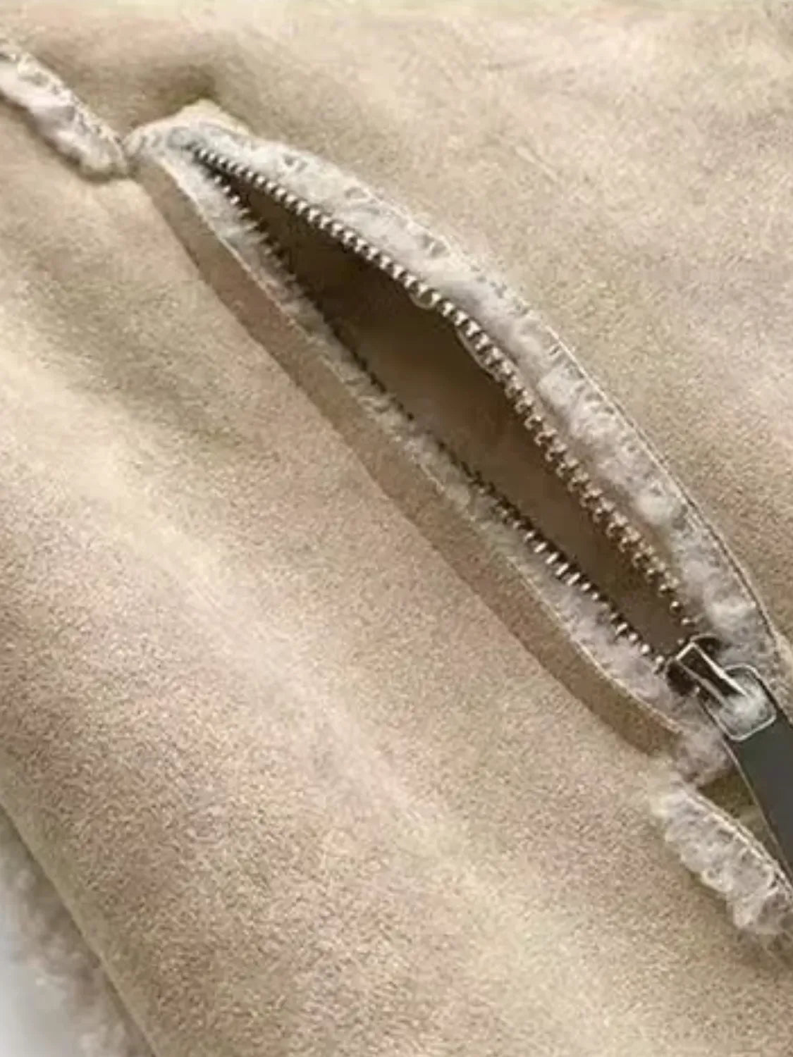 Casaco Peluciado em Lã e Camurça com Zíper e Bolsos - Rosy