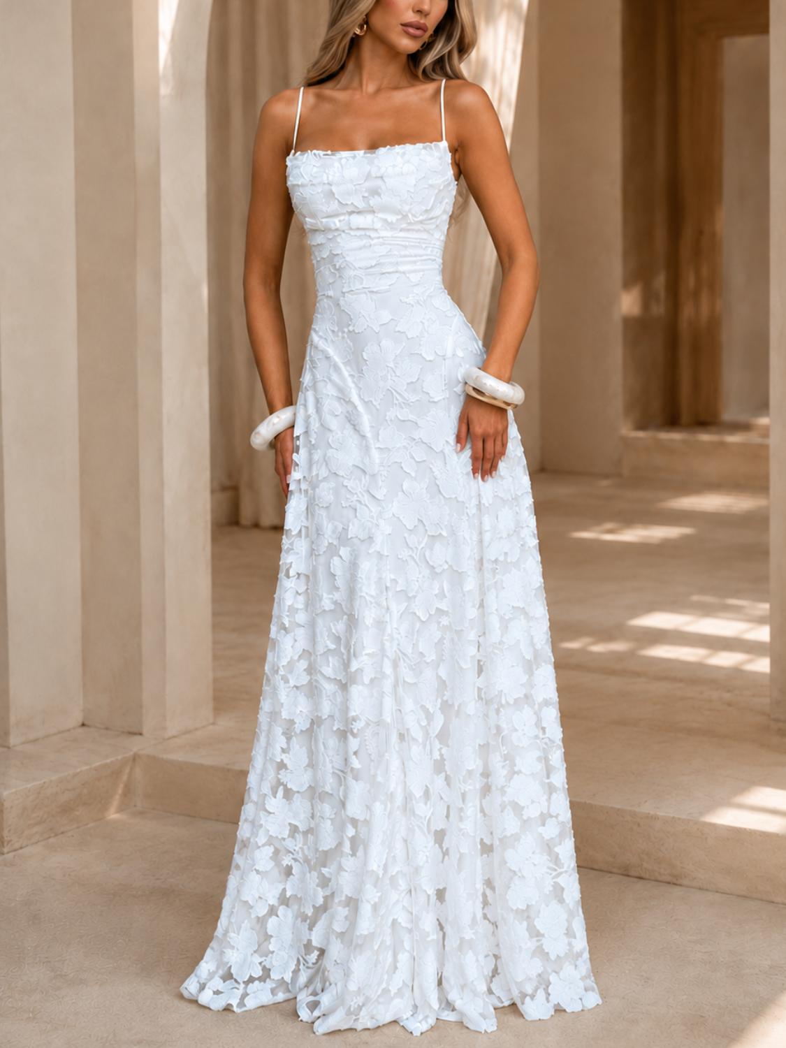 Vestido Longo em Renda Decote Quadrado e Amarração Cruzada nas Costas - Melania